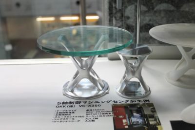 写真1　製作したテーブルと椅子（模型）