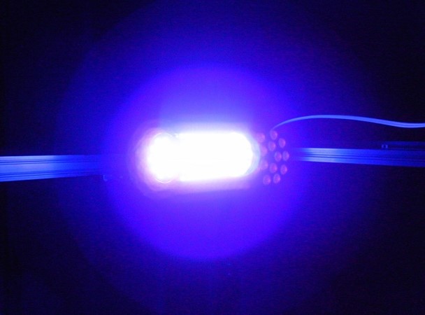 図1　LED殺菌灯（と記載されている商品）を点灯させた状態